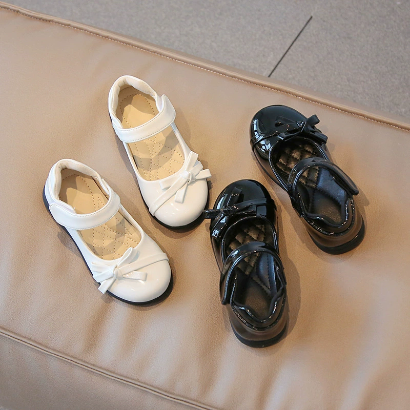Детские модные туфли на мягкой подошве, осенняя коллекция 2025 года, для девочек, а также кожаные туфли с бантом для больших детей, детские балетки.