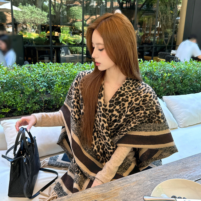 新款秋冬复古豹纹流苏披肩女气质慵懒外搭斗篷高级感旅游保暖披风|undefined