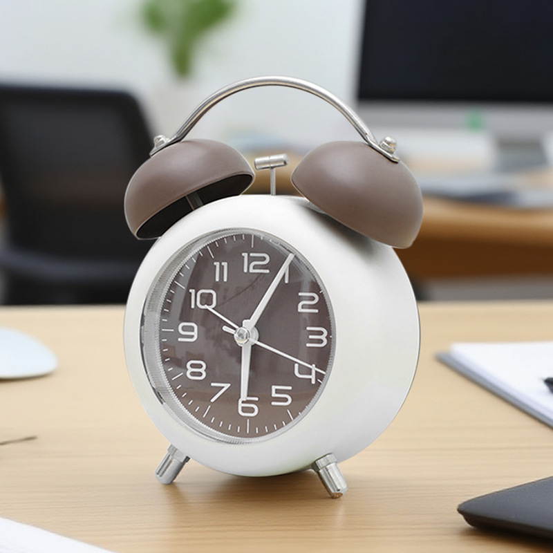 Reloj Despertador Retro – Campana Grande con Luz Nocturna y Diseño Silencioso