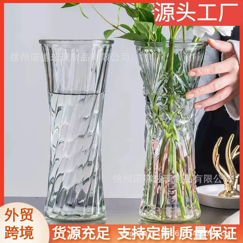 Стеклянная ваза с прозрачной водой для выращивания богатых бамбуковых лилий