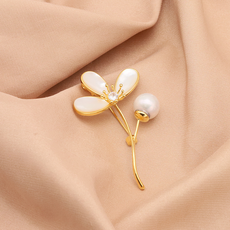 Shell perla broche nicho de alto grado elegante pin accesorios japoneses 18K oro real electrochapado color joyería de retención para las mujeres