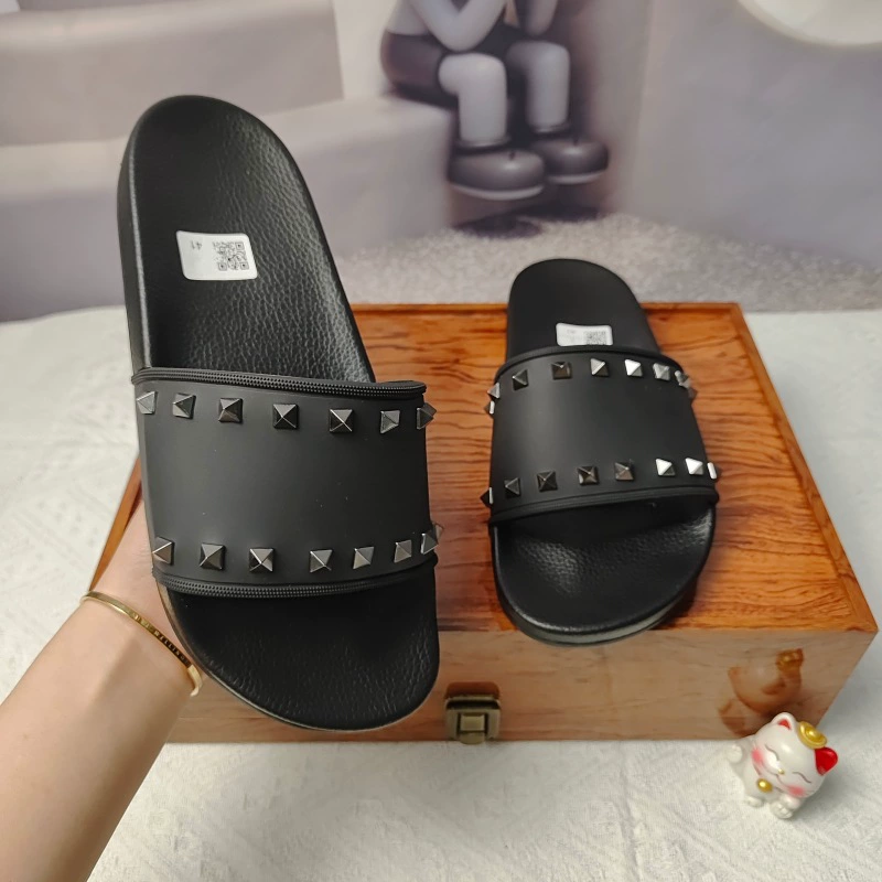 Юго-Восточная Азия Сингапур Европейские высококачественные тапочки 2024 Летние мужские и женские V-образные металлические заклепки All-Match One-Word Shops