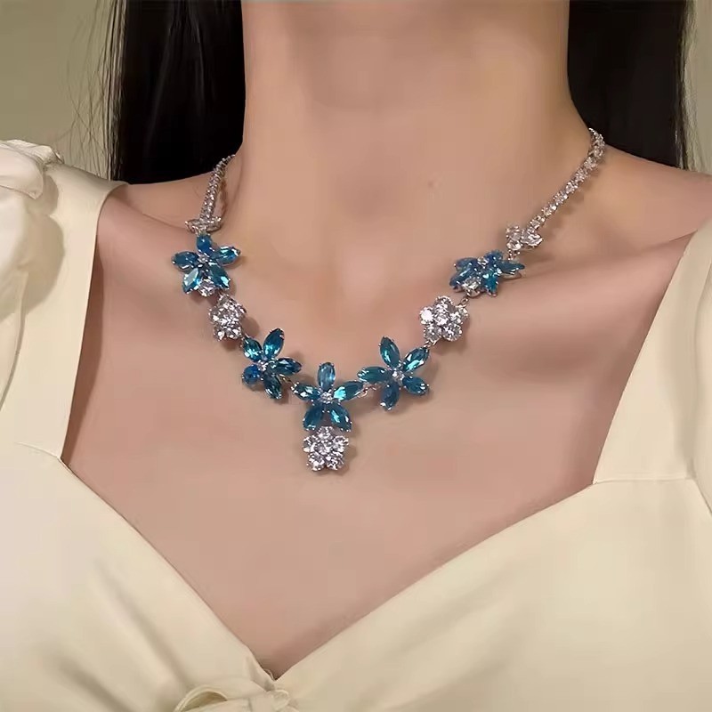Parure collier et boucles d'oreilles fleur diamant bleu_voghion.com