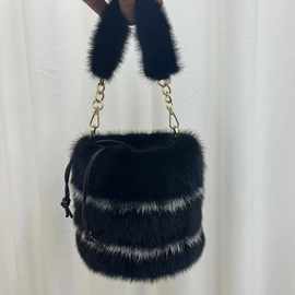 简约2025秋冬新款皮草女包水貂毛包包真皮草水桶包手拎单肩斜挎包