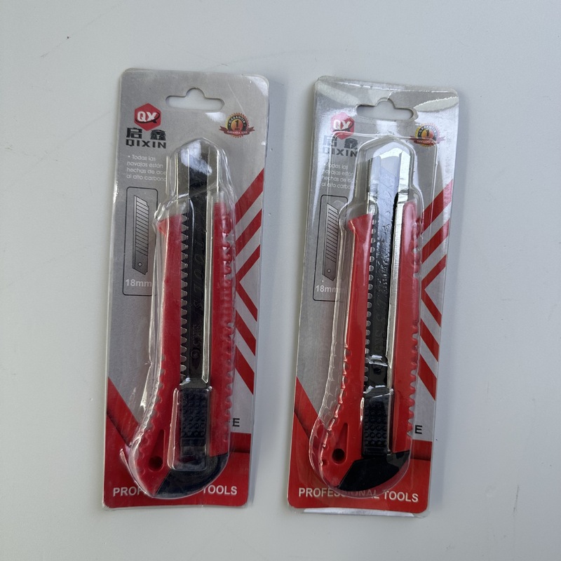 メーカーの卸売りはゴムの美工刀を包んで滑り止めの18mmの壁の紙の刀を厚くします。|undefined