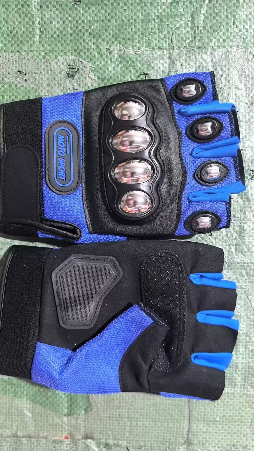 Guantes tácticos de defensa de cinco dedos al aire libre de acero inoxidable resistente a la caída y al desgaste, motocicletas de medio dedo largo