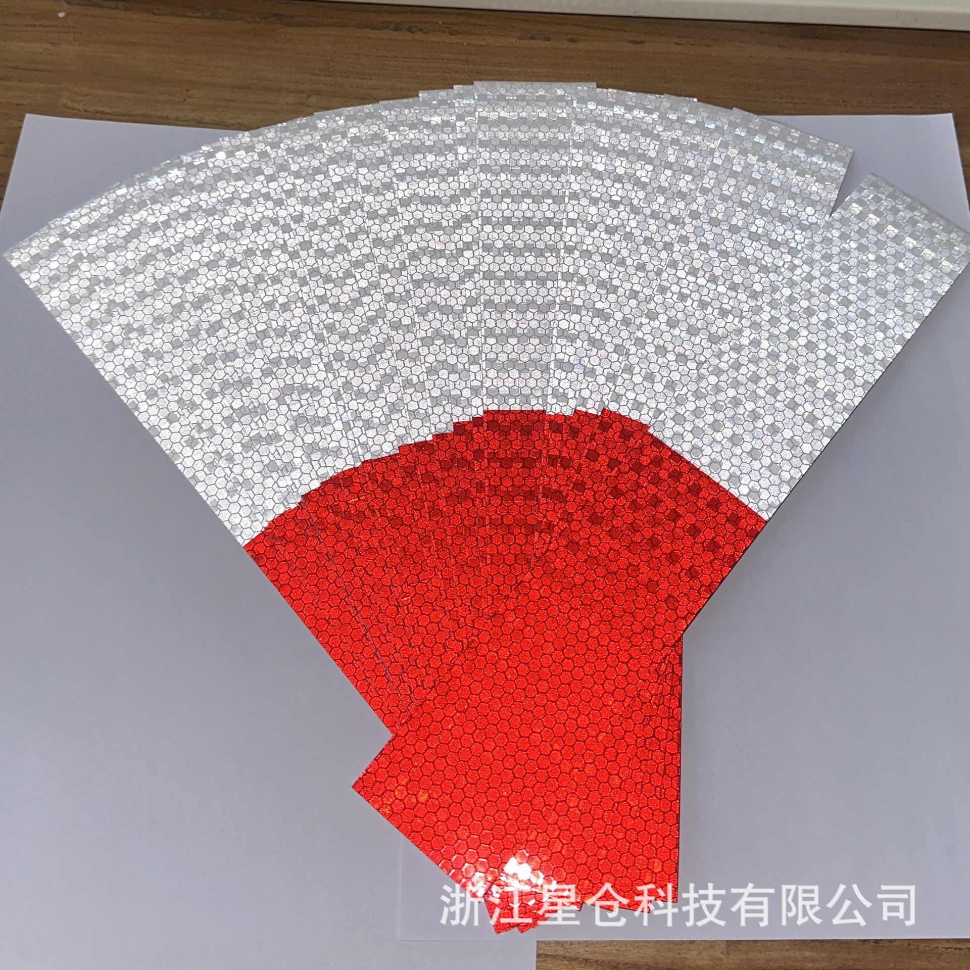 Rojo y blanco neutro reflector adhesivo de carretera película reflectante reticular adhesivo reflectante especial de inspección anual con adhesivo posterior tira reflectante