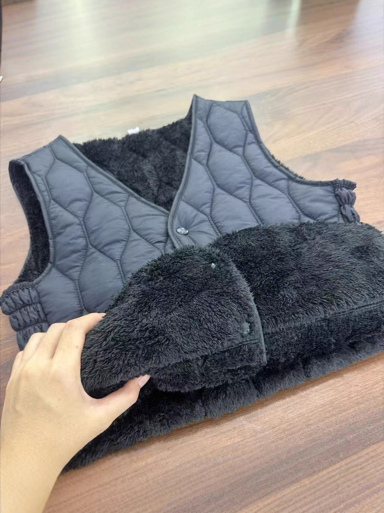 2025 New Autumn and Winter Fashionable Velvet and Cotton Vests for Men and Women, Short Warm Back Couple Vests and Cotton Jackets 4