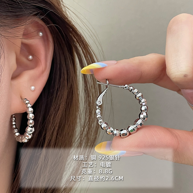 2025 nuevo estilo verano de moda anillo plateado círculo negro círculo fino temperamento europeo y americano aretes dorados de todo fósforo