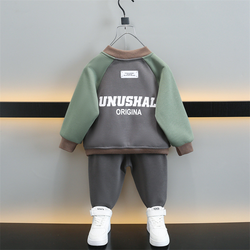 6470 niños más traje de terciopelo engrosado invierno 2025 nuevos modelos de otoño e invierno para niños, estilo occidental, hermoso y frito en la calle