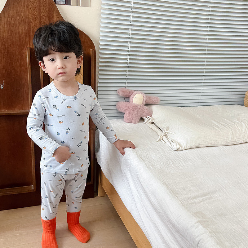 연한 파란색 배경의 로켓 비행접시-라이크라 슈트