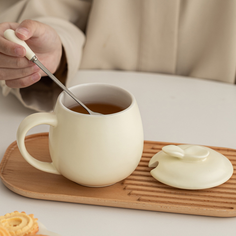Taza de oficina de cerámica macarón blanco puro mate mate taza de agua taza de esmalte de color con cubierta cuchara logotipo grabado