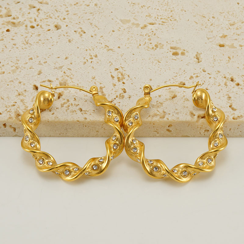 Europeo y americano de acero inoxidable torcido giro pendientes mujer moda temperamento Internet celebridad diamante-incrustado ronda de acero de titanio pendientes al por mayor