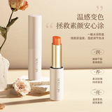 Красивая леди-шоу поворачивает помаду с сердцем, а лицо без псевдо, естественно, демонстрирует нежность, увлажнение и освежающий цвет лица и меняющуюся основу для помады