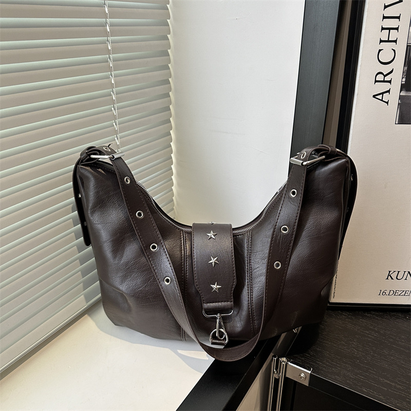 Comercio exterior transfronterizo viento perezoso bolso de alta capacidad de alta calidad nuevo estilo de locomotora de alta gama remache bolso de hombro de mano con remache