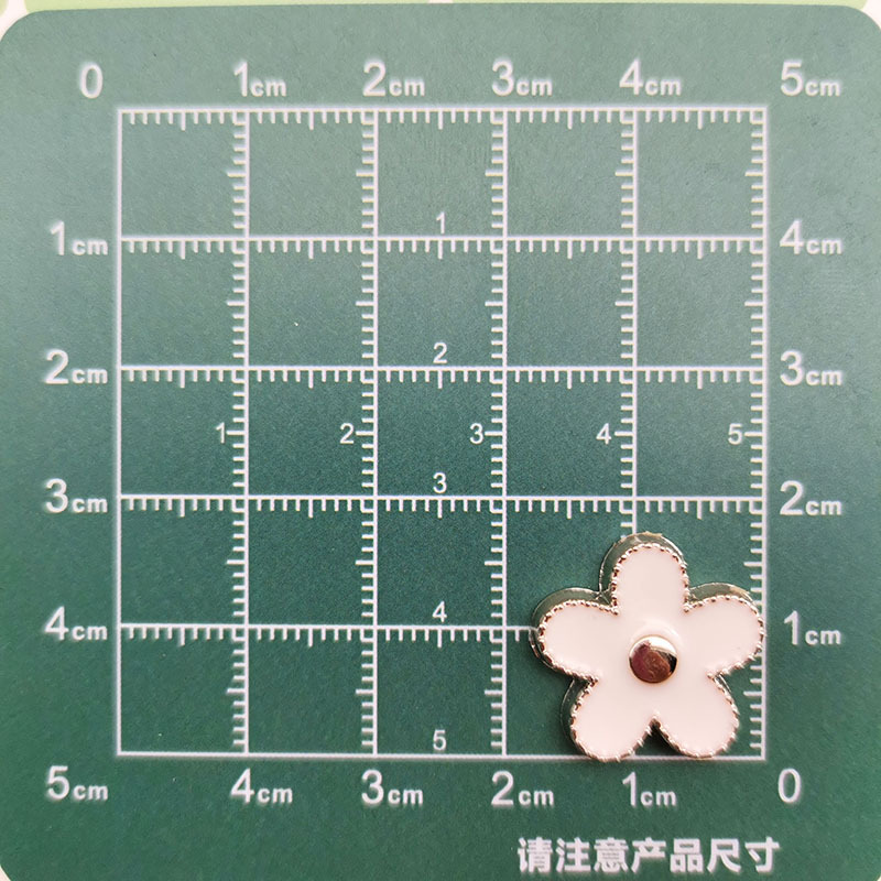 Temperamento de moda blanco y negro pequeño viento fragante cuatro hojas accesorios de plástico corazón de melocotón DIY pinzas de cabello material de ropa de correa