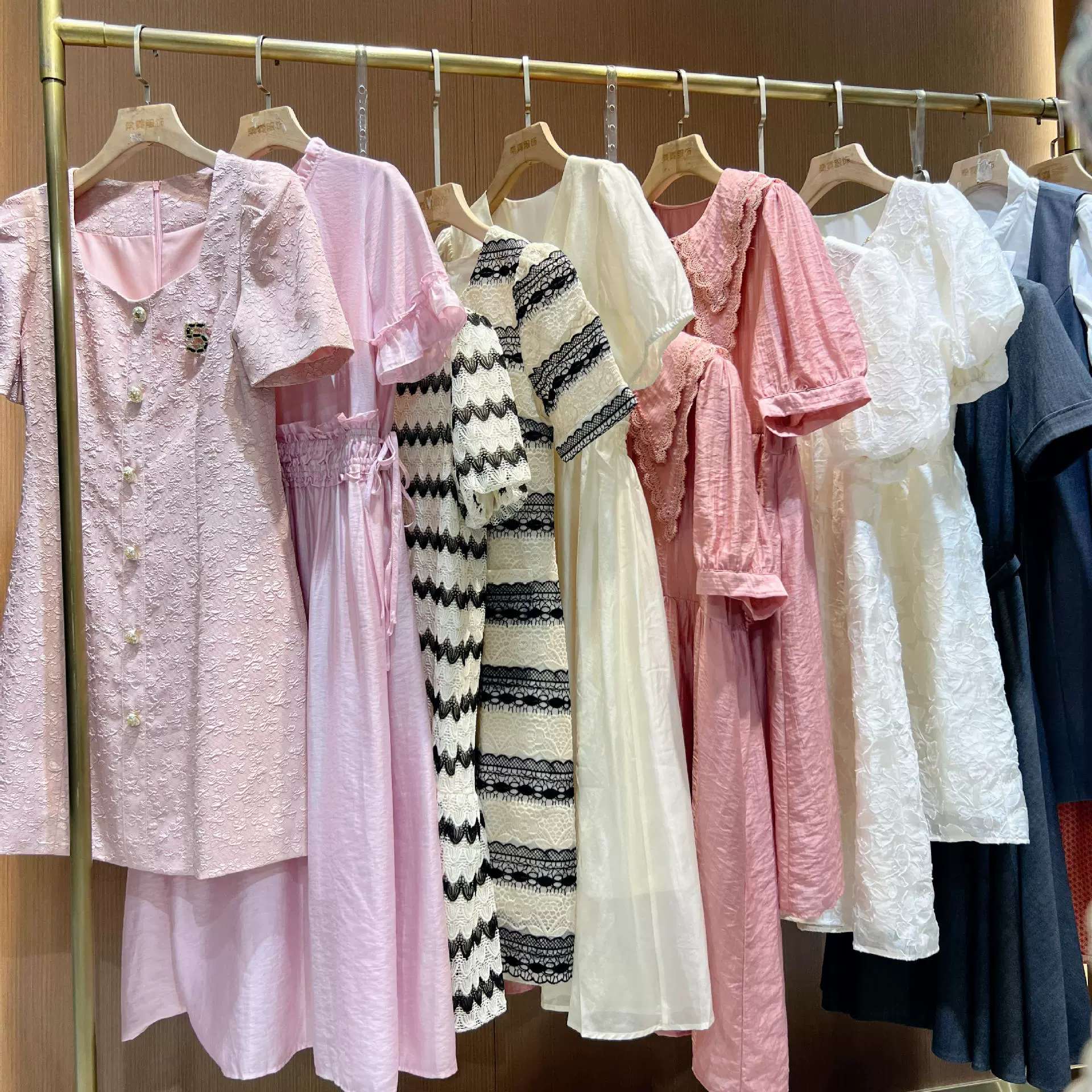 Весенние и летние платья для хвоста оптом в торговом центре сняты