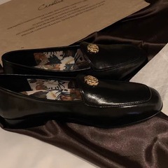 羊の皮の版 ~ ブドウのお母さんの同じタイプのフランスの丸い頭の精巧なツバキの花の1足の楽福の靴の女性の小さい革靴の靴