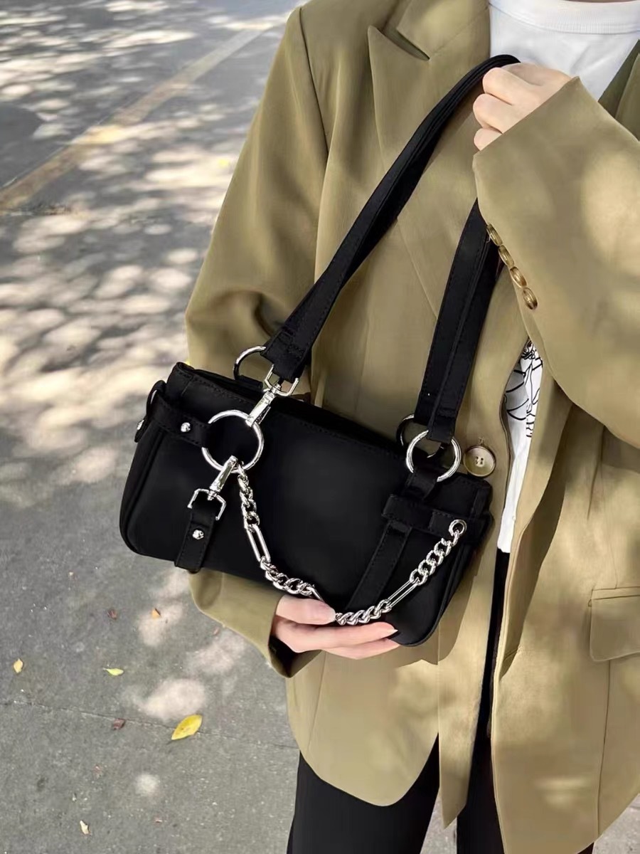 Frau Klein Alle Jahreszeiten Nylon Einfarbig Strassenmode Quadrat Reißverschluss Baguette-tasche display picture 7