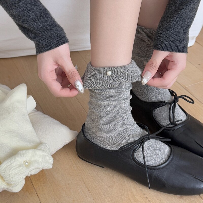 Autumn and winter new pleated socks for women, mid-calf cotton socks, versatile black, white, and gray stacked socks, French style pearl lace socks, slimming effect