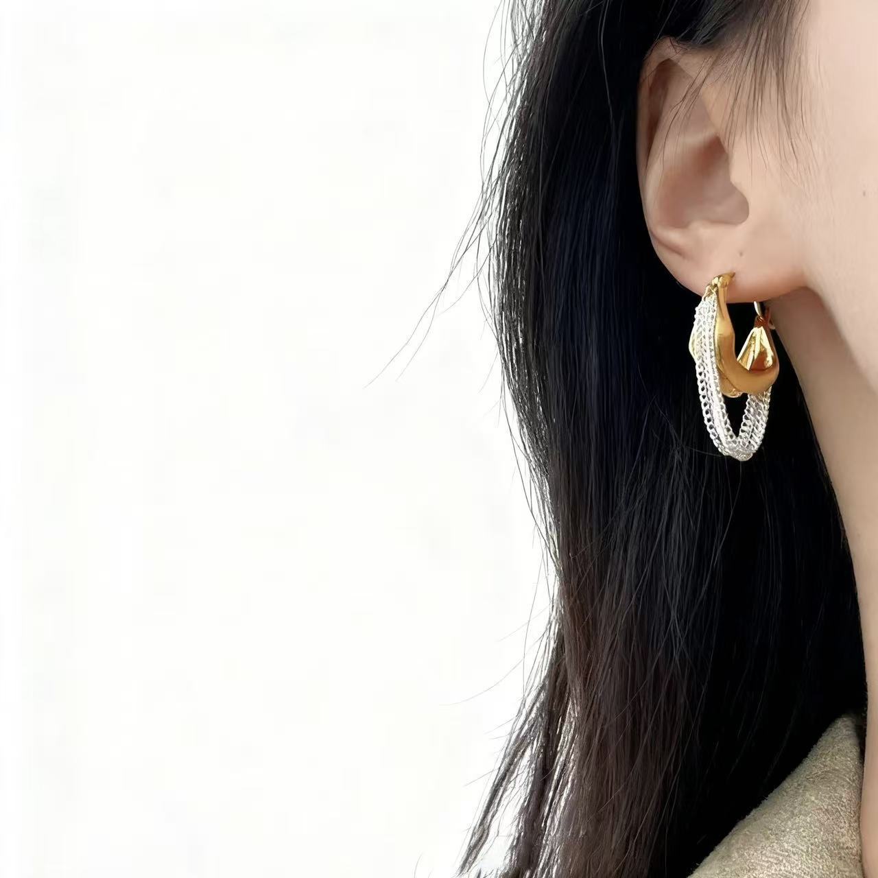 Otoño y invierno nuevo bolso de cadena de bordas pernos de moda temperamento oro y plata aretes de color contrastante de alta calidad pernas para mujeres