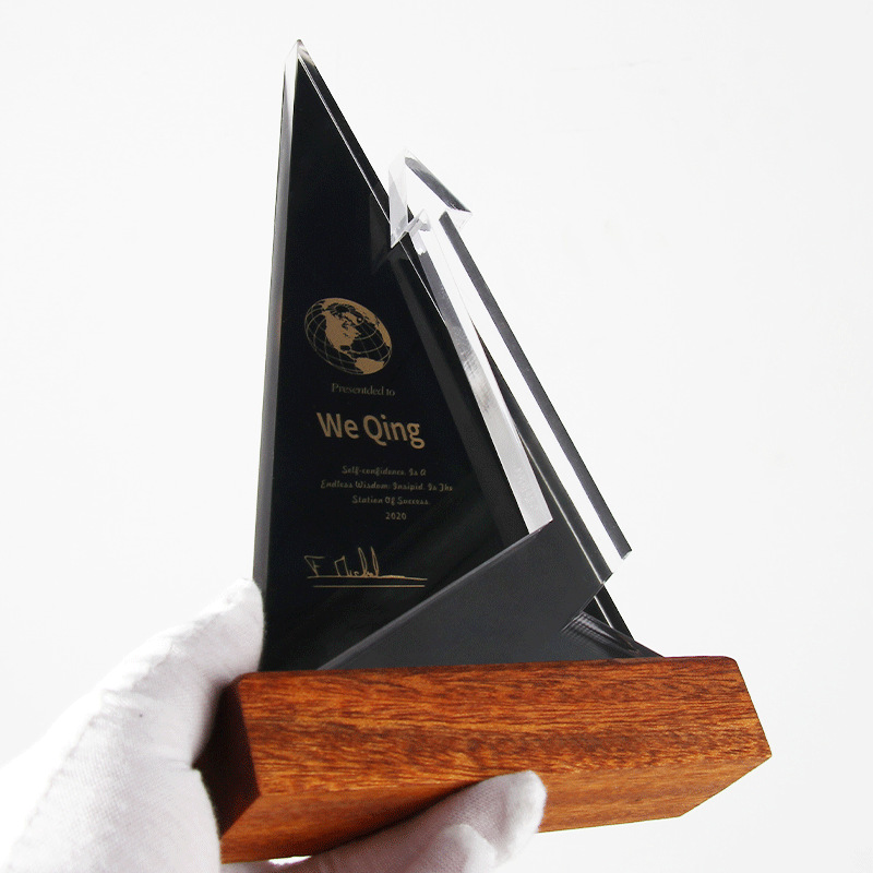 Trofeo de cristal personalizado de alta gama, madera triangular, nombre grabado, patrón de tierra, premio empresarial, selección de honor