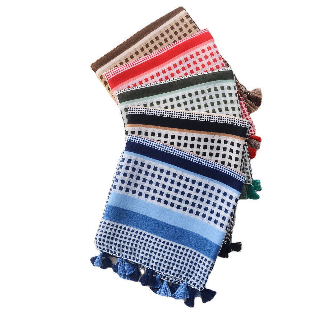 Nueva frontera de comercio exterior pequeña tela escocesa de algodón y lino siente bufanda de seda borla versátil bufanda grande viaje protector solar toalla de playa para las mujeres