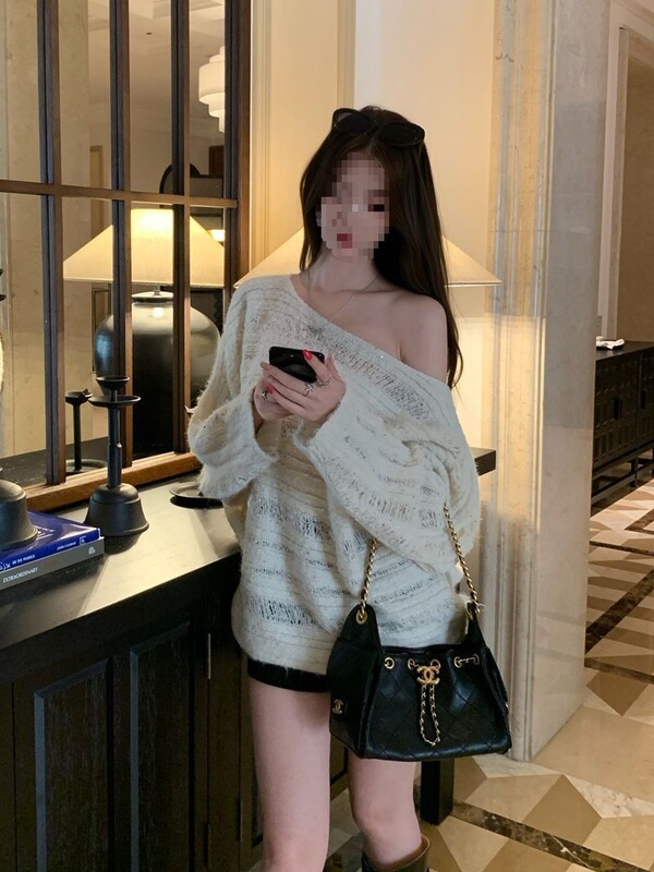 Heavy-duty women's gentle sweater top with one-shoulder cut-out knit design, casual style, slimming effect, shiny long sleeves Heavy-duty women's gentle sweater top with one-shoulder cut-out knit design, casual style, slimming effect, shiny long sleeves