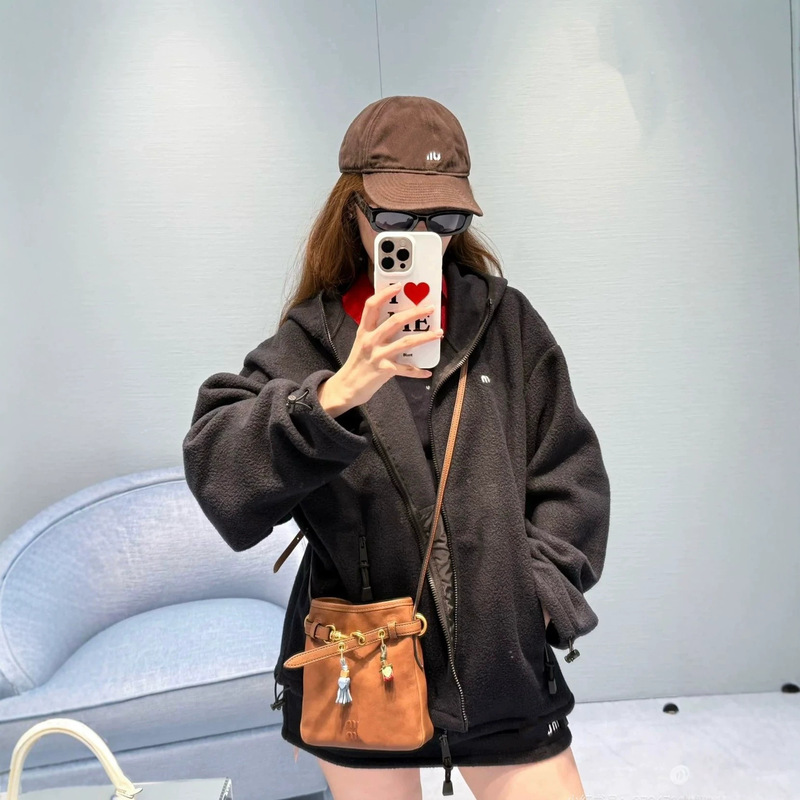 Early autumn new Miu Miu jacket with logo, autumn and winter hooded fleece, unisex, versatile, age-reducing, loose-fitting coat Early autumn new Miu Miu jacket with logo, autumn and winter hooded fleece, unisex, versatile, age-reducing, loose-fitting coat
