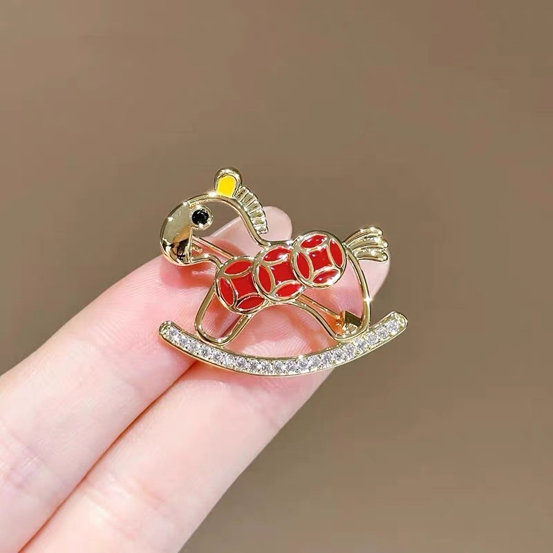Broche Exquisite Hollow Pony 2025, nouveau modèle unisexe, design personnalisé, année du Cheval, accessoire de mode_voghion.com