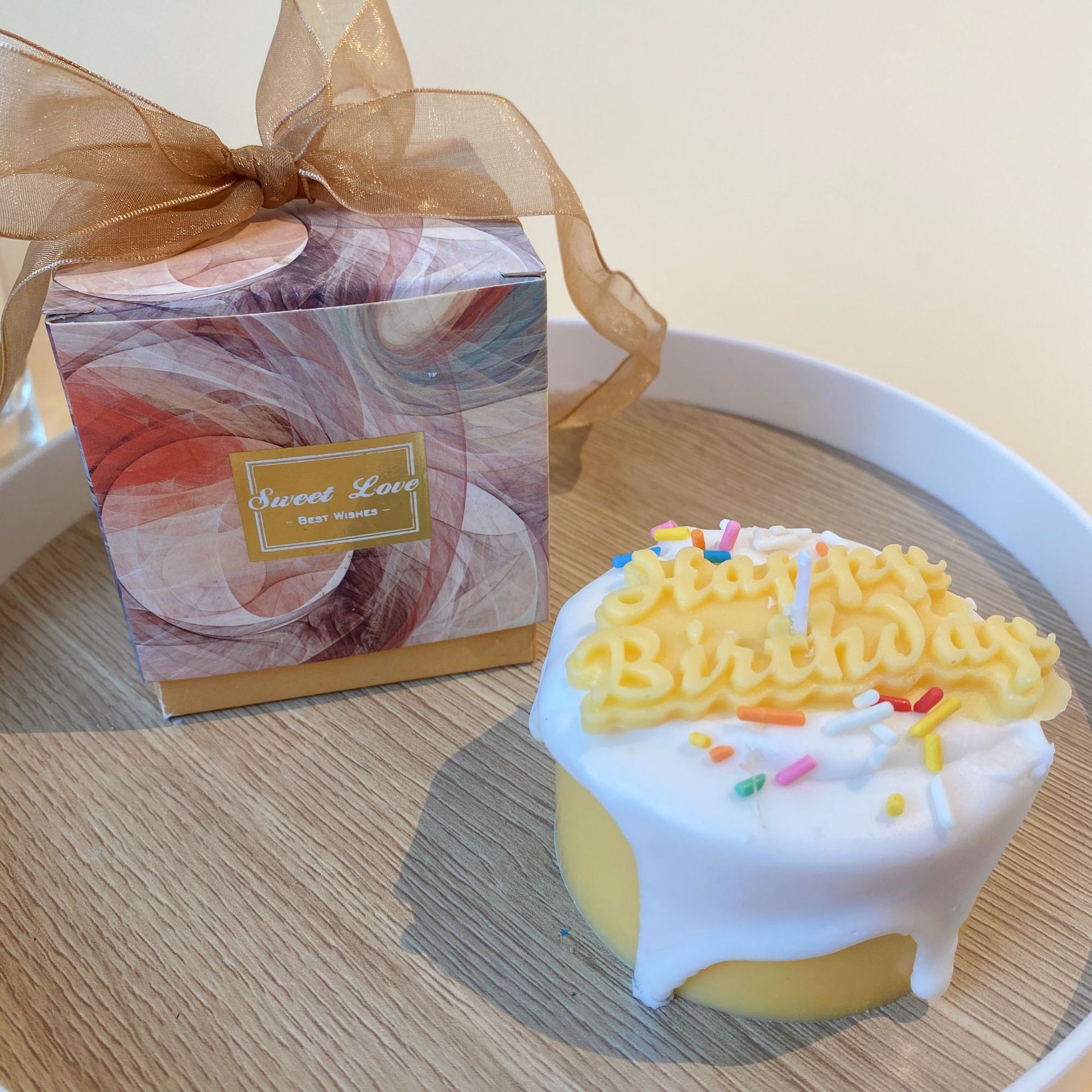 Ratán amarillo pastel de feliz cumpleaños (8*8*5,5)