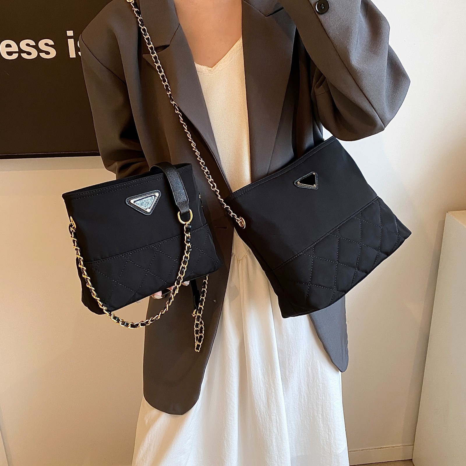 Bolso de cubo de cadena de diamante 2024 nuevo estilo de alta calidad sensación de nicho de moda bolso de hombro casual versátil mochila