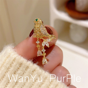 Korean-style high-end diamond bird Magpie anti-exposure collar pin buckle elegant all-match animal fixed neckline pin Mini