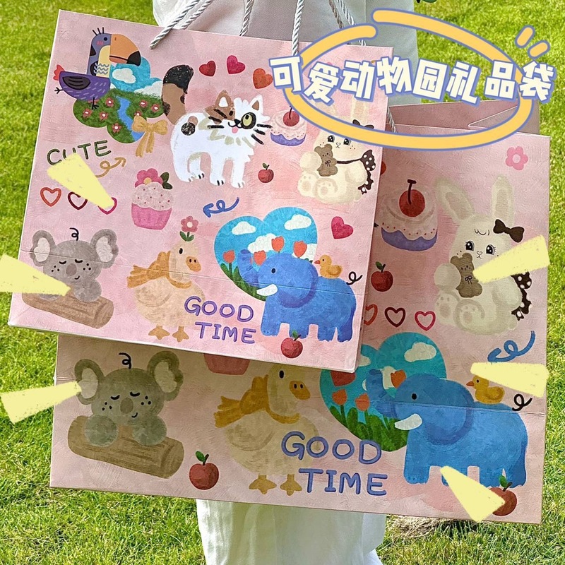 Retro cute zoo extra large gift bag high-looking large capacity cardboard blessing friends portable gift bag Retro cute zoo extra large gift bag high-looking large capacity cardboard blessing friends portable gift bag