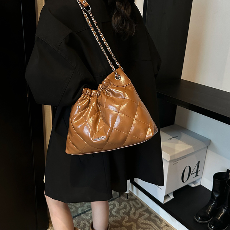 Bag Autumn Women's 2024 New Arrival Large Capacity General Bag Fashionable Shoulder Rhombic Chain Bag Simple Bucket Bag