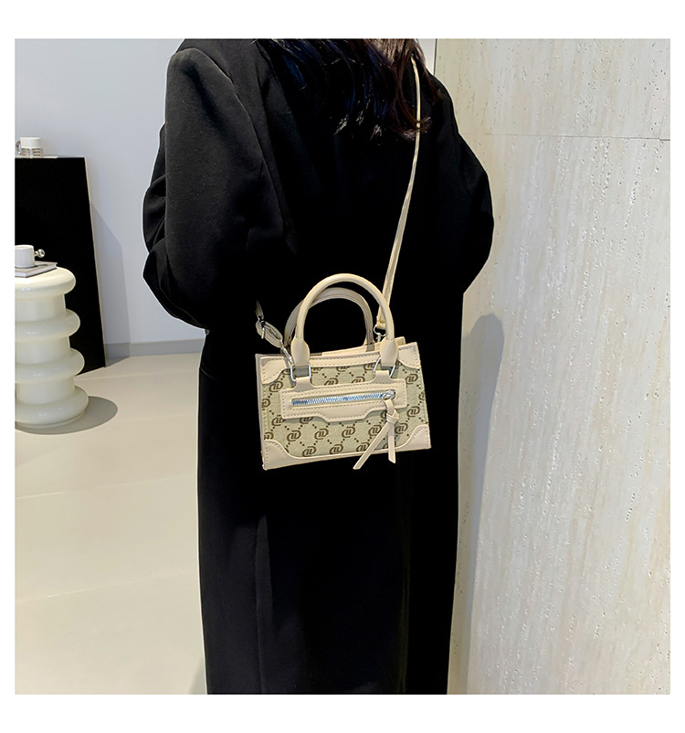 This stylish single-shoulder handbag, with a simple and casual texture, is a new Korean style crossbody small square bag for women in the autumn of 2024 undefined