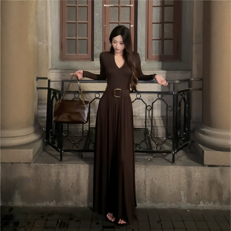 Comes with a matching belt. New autumn 2026 collection: a Hepburn-style, elegant V-neck long-sleeved dress that cinches the waist and creates a slimming effect