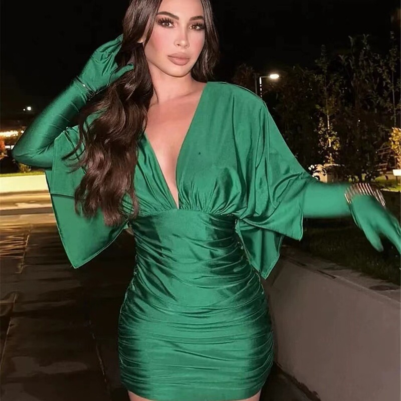 European and American women's clothing 2023 autumn and winter New dress niche design pleated batwing sleeve hip skirt