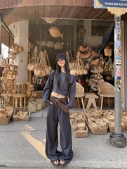 高級感のあるレトロな肩の長袖tシャツは腰が高くて痩せています。