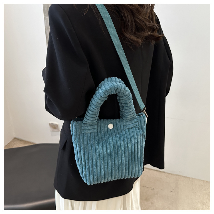 2025 New niche and fresh bucket bag, cute, fashionable and casual crossbody bag, versatile solid color handbag wholesale undefined