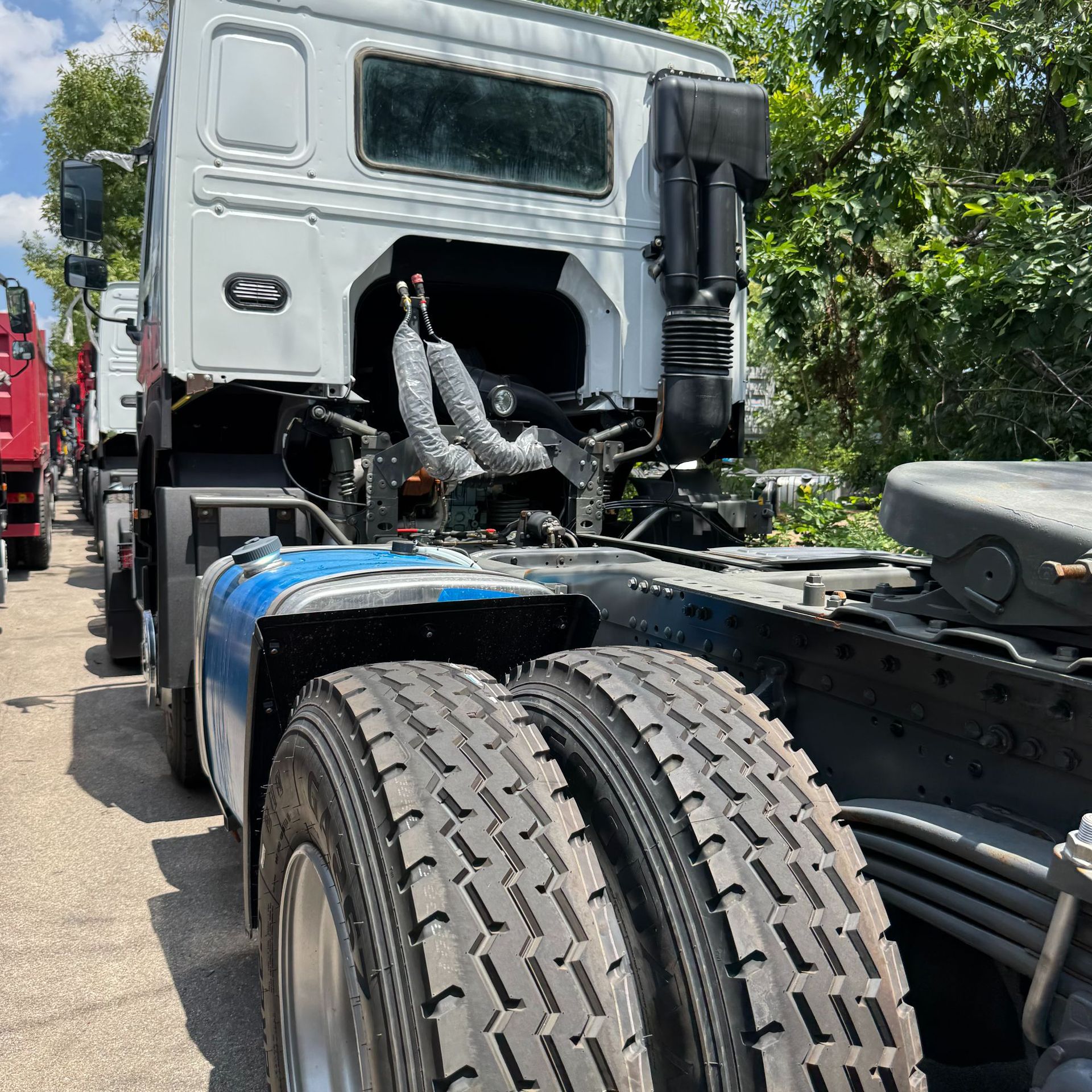 HOWO 371 tractor trailer head, dual-drive engineering sand and mineral cargo transport semi-trailer HOWO tractor trailer head