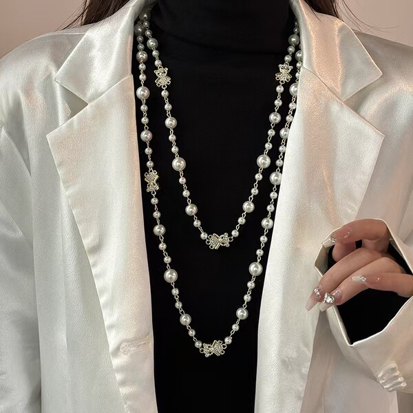 Design necklace from pearl
