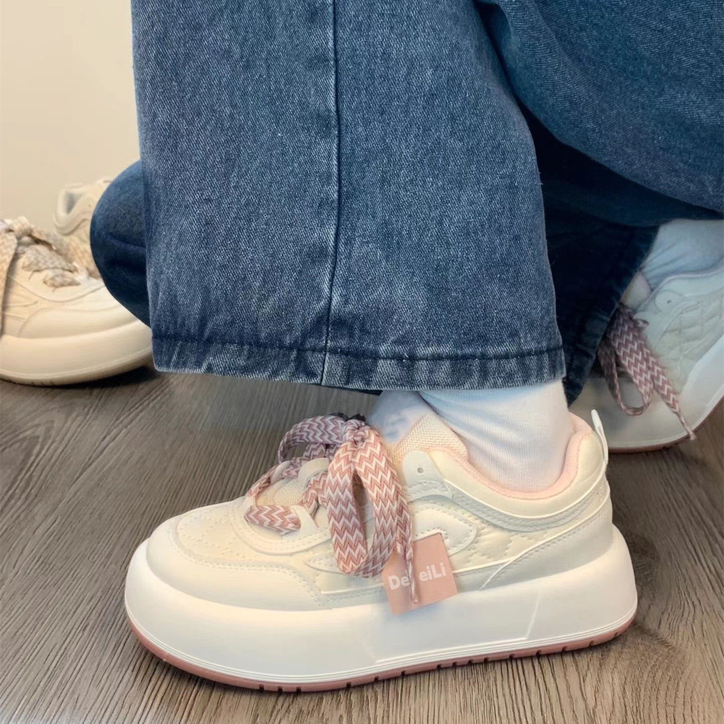 Pan pequeño zapatos blancos nuevos ins2024 estilo universal nicho de moda casual de alto valor zapatos de skate estudiantes de moda