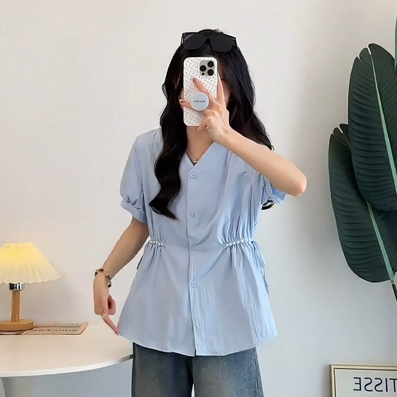 Плюс размер, толстая французская высококачественная синяя рубашка с v-образным вырезом и короткими рукавами для женщин летом, закрывающая талию, утягивающая фигуру и шикарный топ