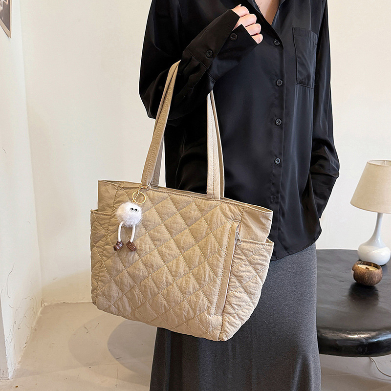 Women's Quilted Shoulder Bag Large Capacity Commuter Tote_voghion.com