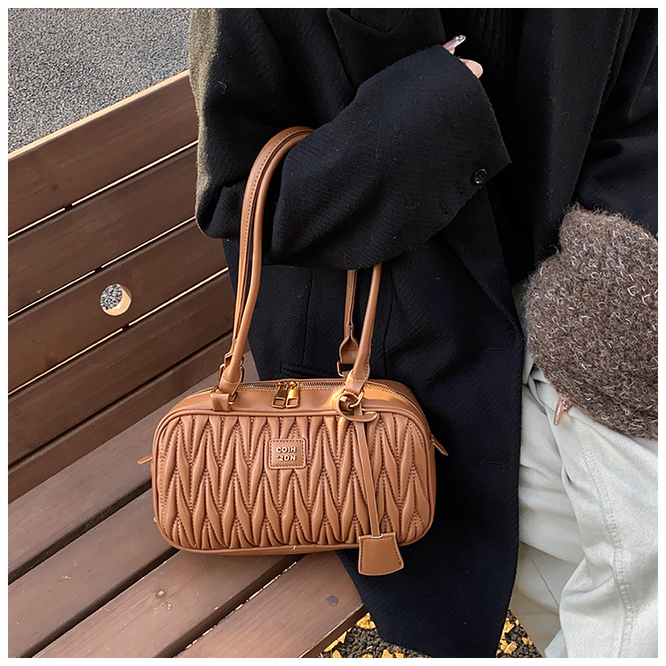 Retro bag for women, large capacity, new 2024 autumn and winter versatile, niche design, single-shoulder underarm bag, commuting pillow bag undefined