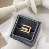 Золотое брендовое кольцо, не выцветает, легкий роскошный стиль, на указательный палец