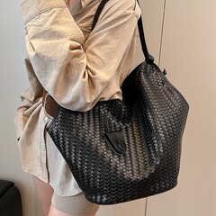 跨境2025新款纯色大容量通勤水桶包单肩包斜挎包编织纹菜篮子包