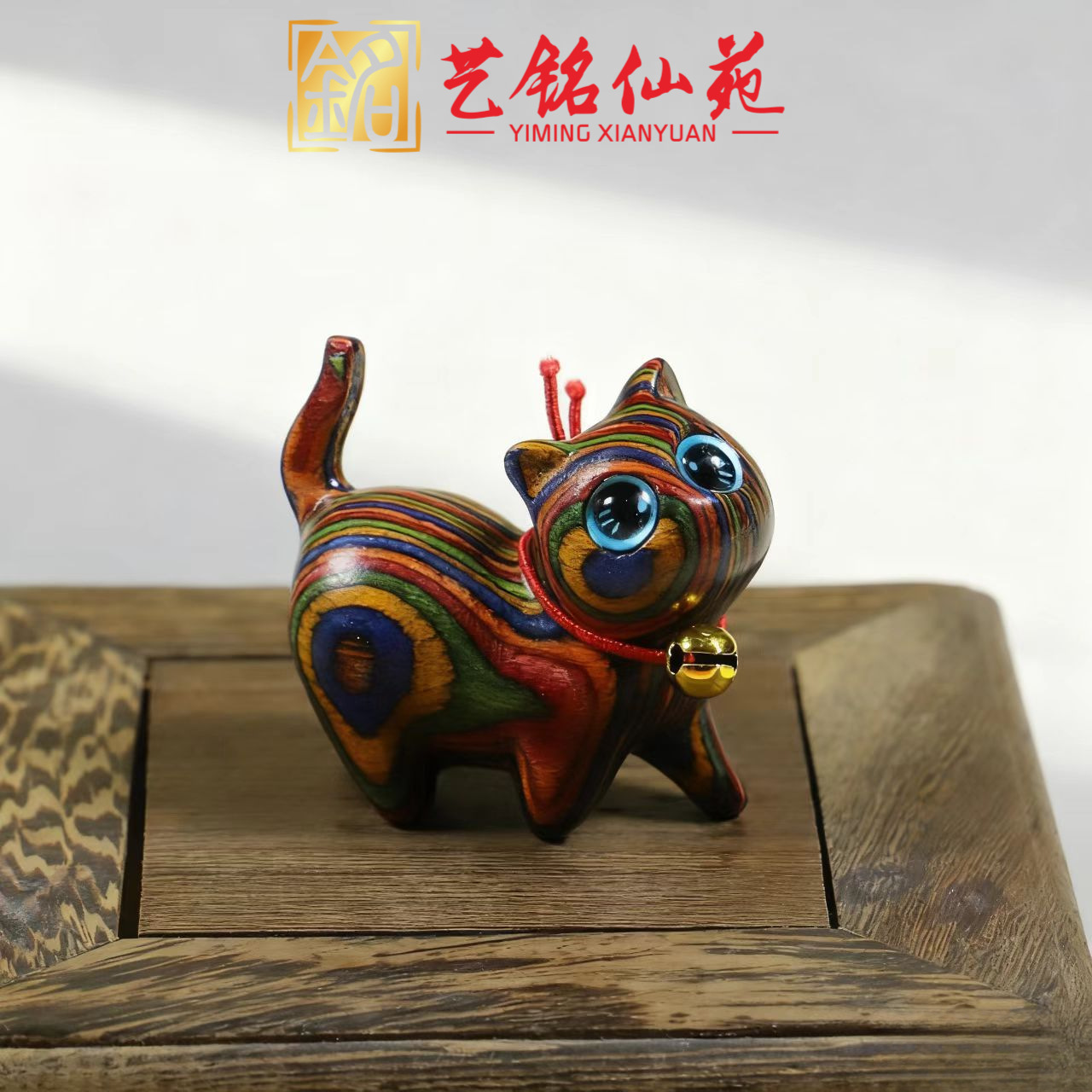 Madera de sándalo encantadora con ojos inclinados con campanas gatos adornos gatos esculpidos de sándalo creativos regalos de cumpleaños