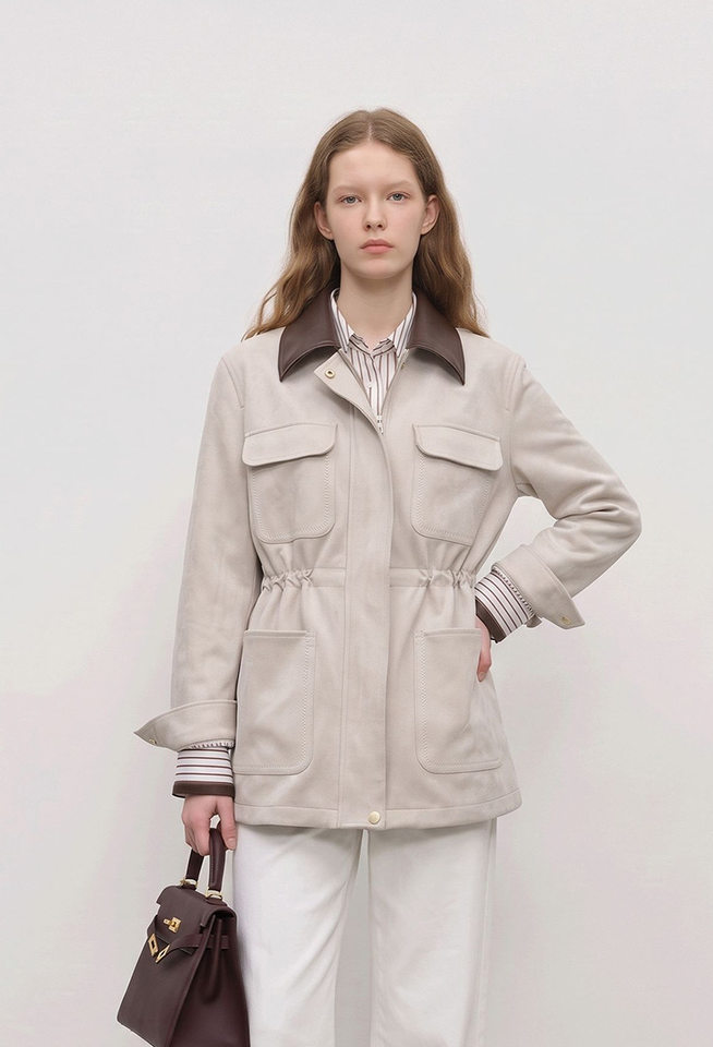 Áo khoác nữ dáng ngắn phong cách workwear, chất liệu giả da lộn, cổ bẻ, khóa kéo, phối ghép — màu be chi tiết 1